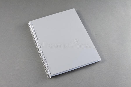 灰色背景的灰色笔记本。