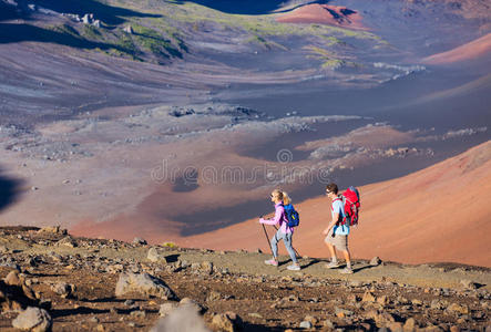 徒步旅行者喜欢在令人惊叹的山路上散步