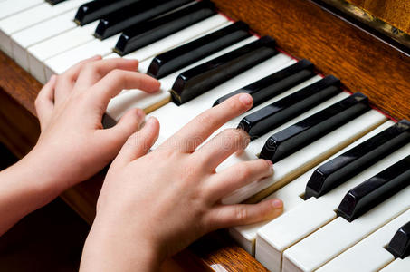 孩子们弹钢琴的手