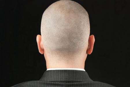 后面穿西装的光头男人照片