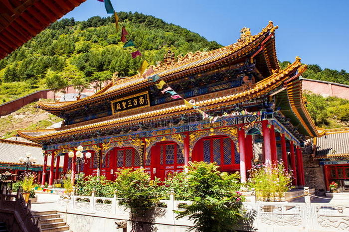 五台山景区白云寺三圣殿