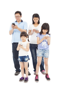 亚洲家庭一起使用智能手机