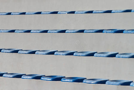足球场上的蓝色塑料座椅