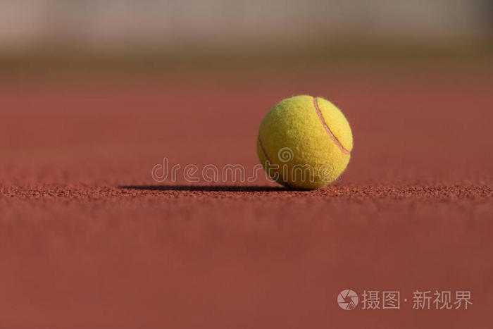球场上的网球特写镜头