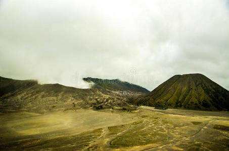 布罗莫山。