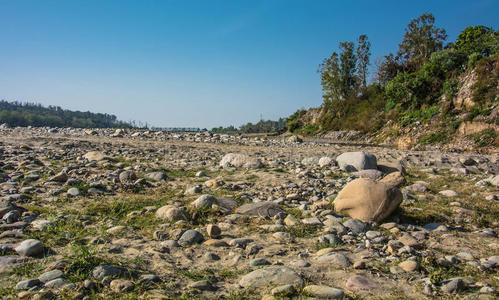 干涸的河图片