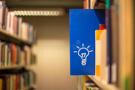 书架上一本书上的创意图标图片