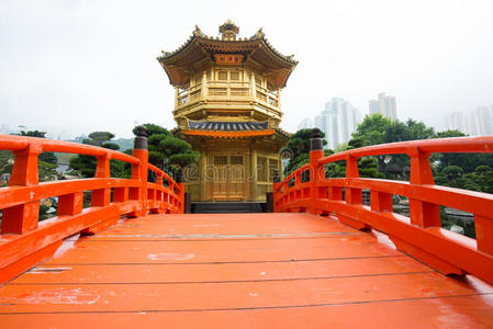 香港麒麟庵附近南莲园的金阁红桥