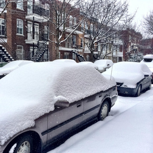 暴风雪过后汽车被雪覆盖图片