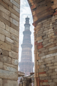 从拱门看qutub minar