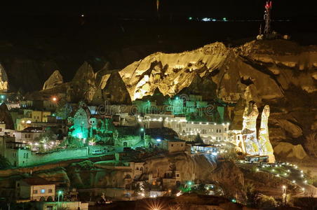 戈雷姆，夜晚卡帕多西亚土耳其的地标性景点。丘陵地貌。