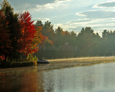 秋天湖面上的薄雾图片