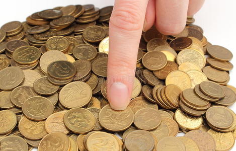 一堆旧硬币和女人的手指
