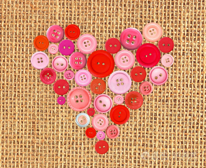 红色纽扣心形帆布麻布背景