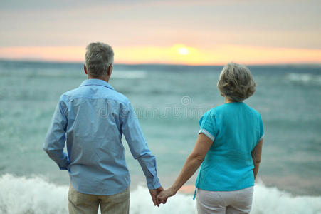 海滩上有趣的老夫妇