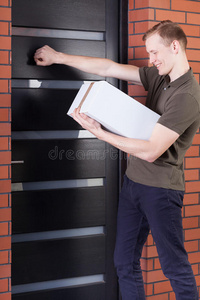 敲门门坏人迷人的男人躺在坏人身上坏人卡通手推开了门和敲门的人商人