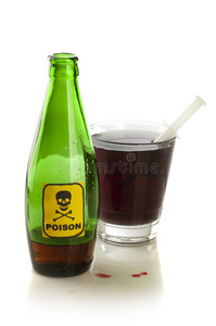 带标签和玻璃的毒瓶