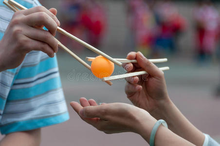 筷子转移乒乓球比赛图片