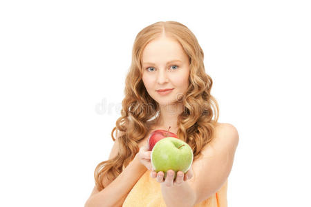 青苹果和红苹果的年轻漂亮女人图片