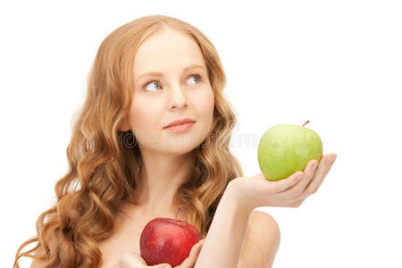 青苹果和红苹果的年轻漂亮女人
