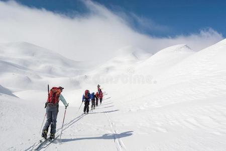 滑雪者向山走去