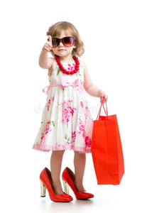 有趣的小女孩，穿着妈妈的红色饰品和鞋子
