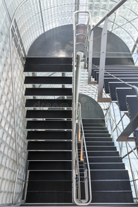 现代办公楼的钢楼梯