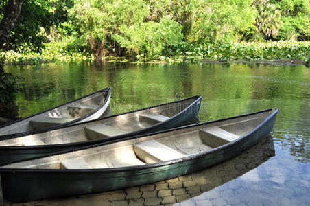 河上的独木舟