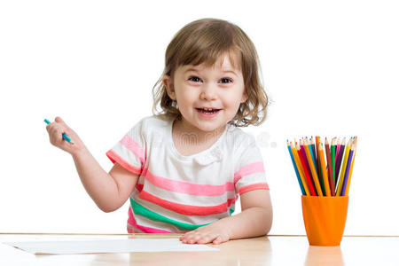 快乐的小女孩用铅笔画画