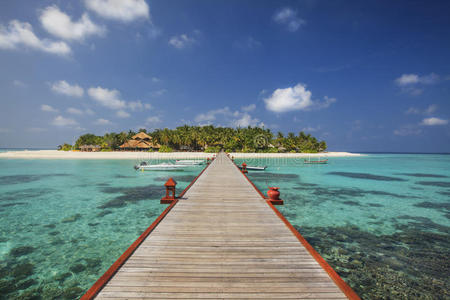 马尔代夫美丽的小岛，阳光明媚。