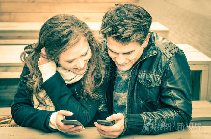 爱侣用现代手机玩得很开心