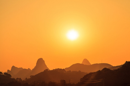 橙色夕阳在山风景