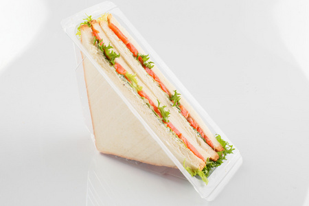 在白色背景上的新鲜三明治