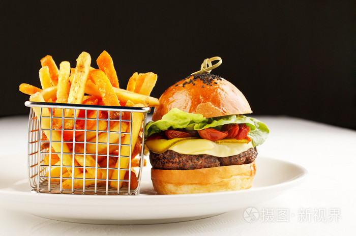 吃汉堡和薯条是美国和英国的美味快餐食品