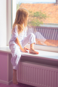 小女孩坐在窗户附近