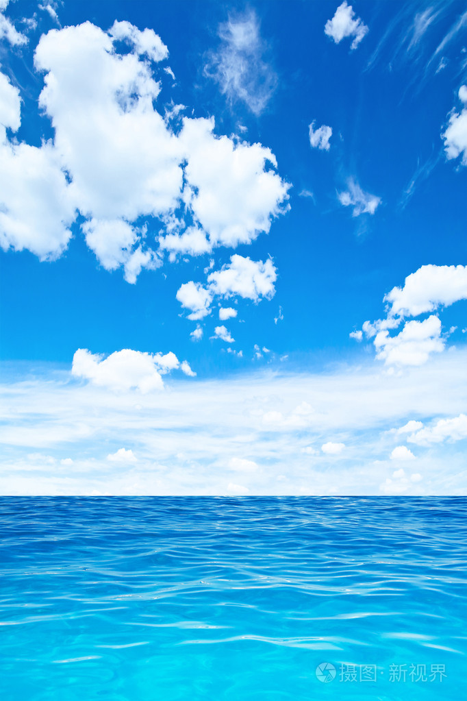 多云的天空和大海