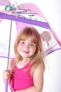 在伞下的小女孩