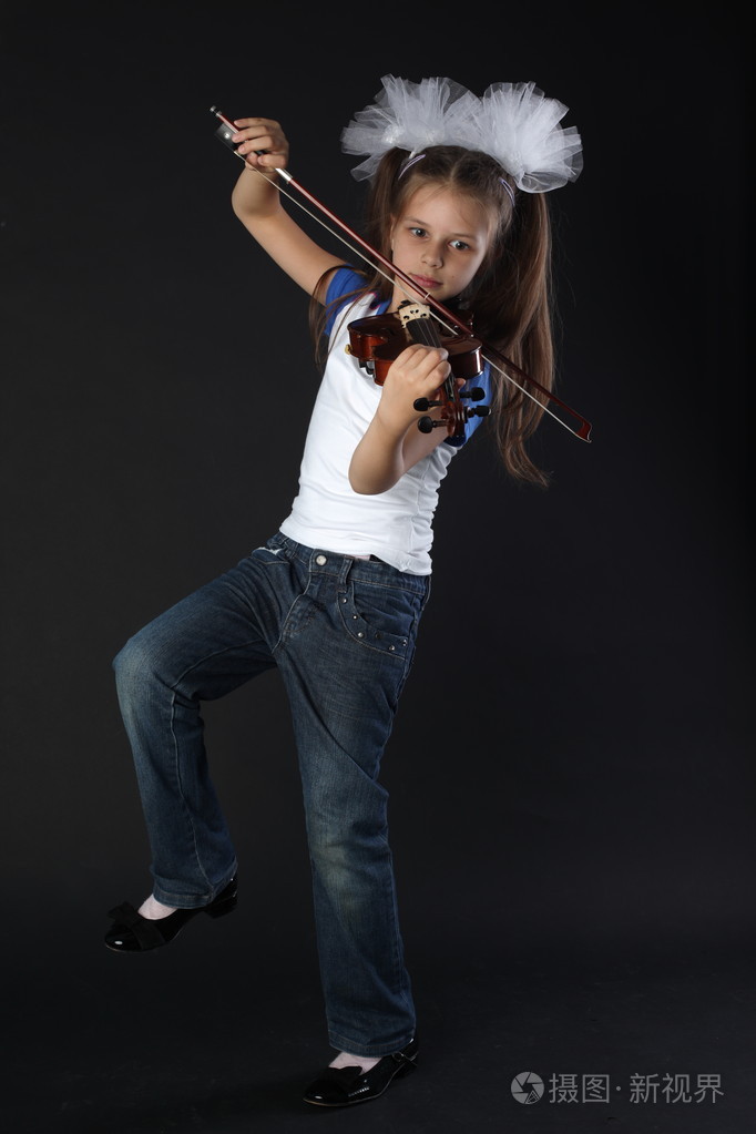孤立的黑色背景上拉小提琴的儿童