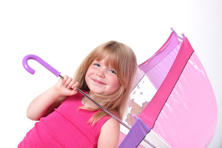 在伞下的小女孩