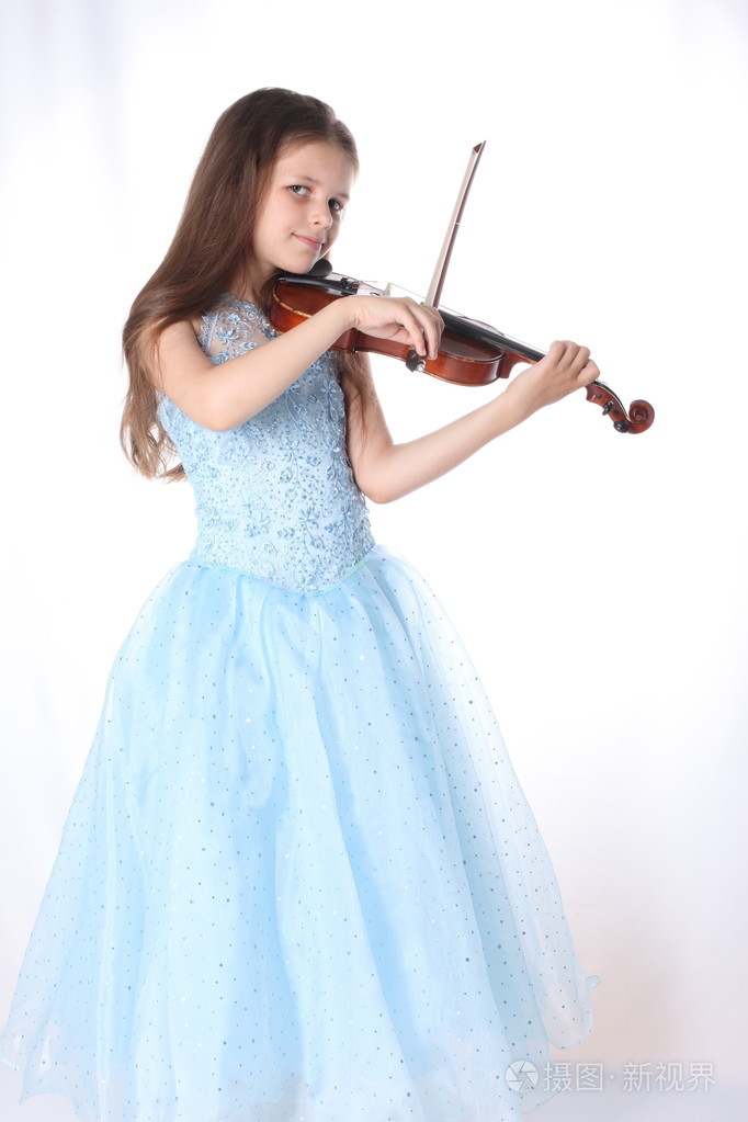 孤立在白色背景上拉小提琴的儿童