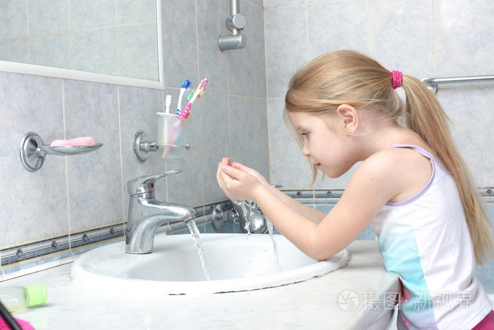 小女孩在浴室洗