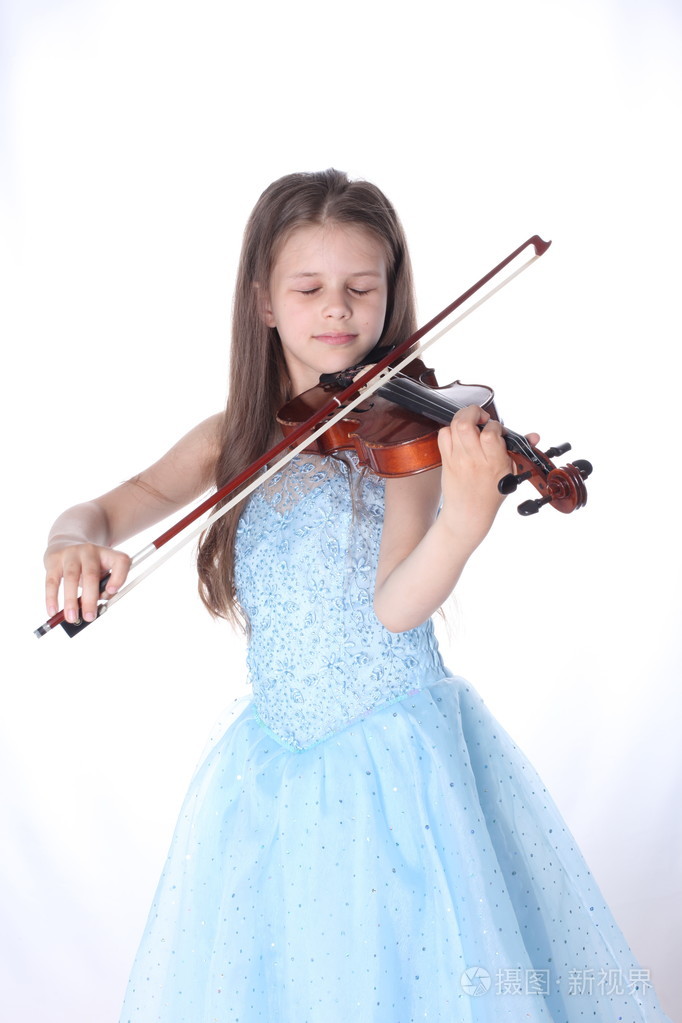 孤立在白色背景上拉小提琴的儿童