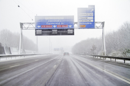 在荷兰在公路上行驶在暴风雪中