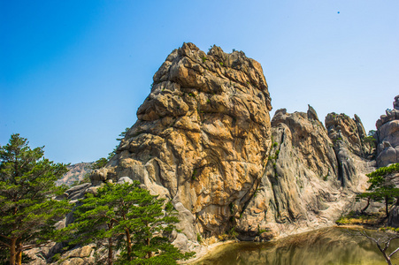 美丽岩的金刚山在朝鲜江原