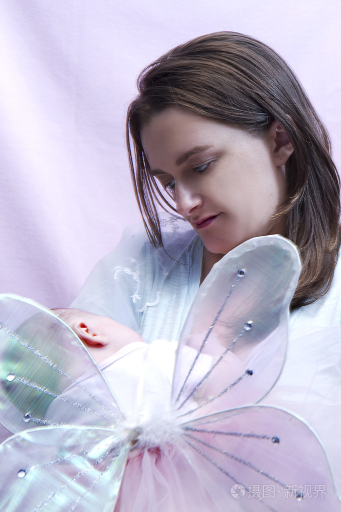 慈爱的母亲和婴儿的翅膀