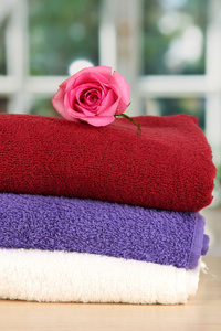 堆栈的毛巾与香朵花的窗口背景