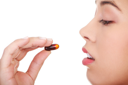 漂亮的年轻女人吃药照片