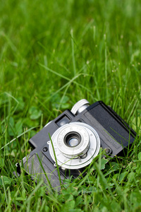 在绿色草地上的单反相机