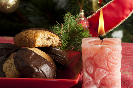 圣诞糖果和桌上的蜡烛
