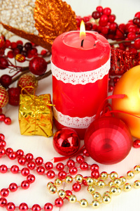 红蜡烛与光背景上的圣诞装饰